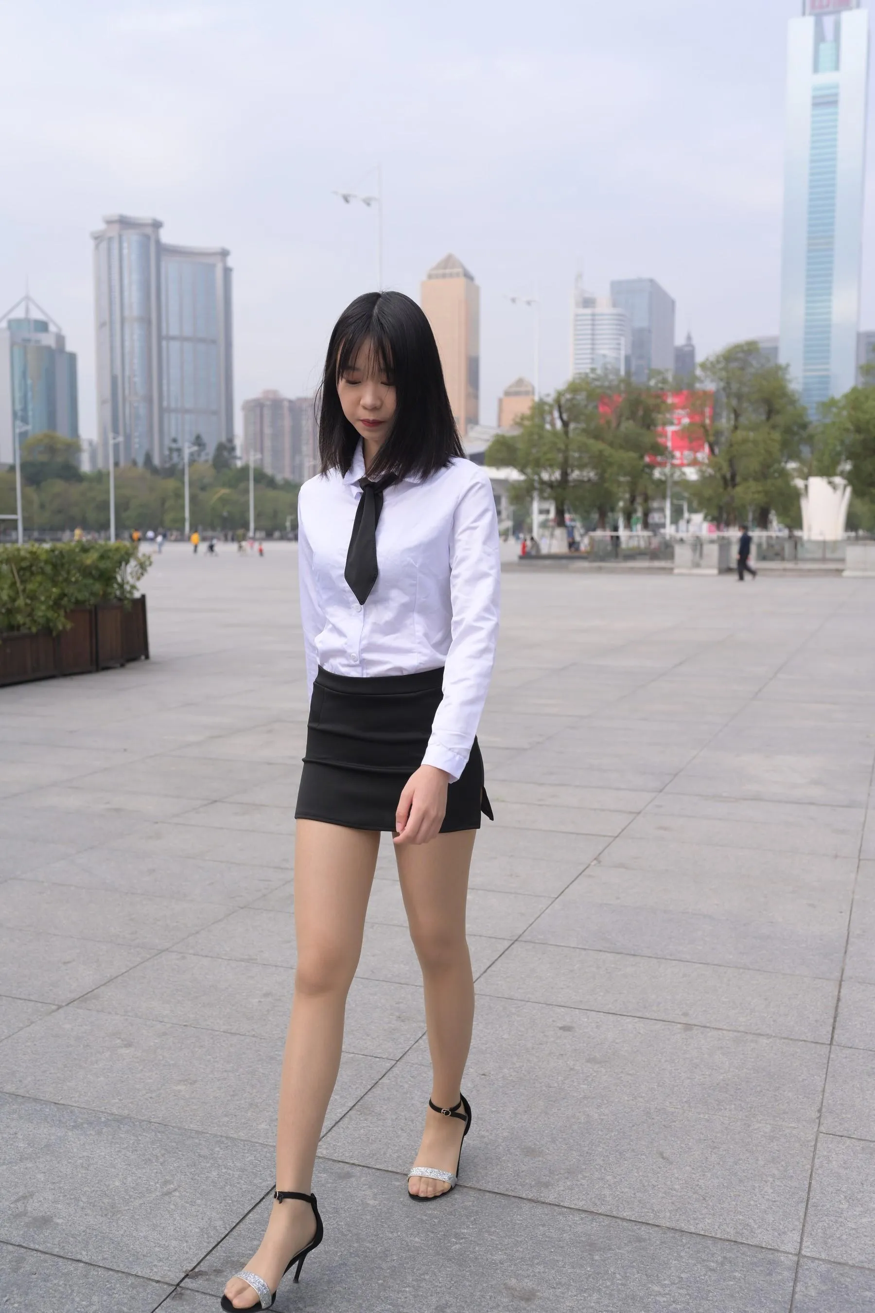 [魔镜街拍] NO.084 程生街拍-商城推销美女长腿肉丝制服 [456P]插图6